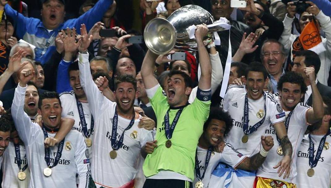 Capitan Casillas alza la coppa: è la Decima del Real Madrid. Reuters